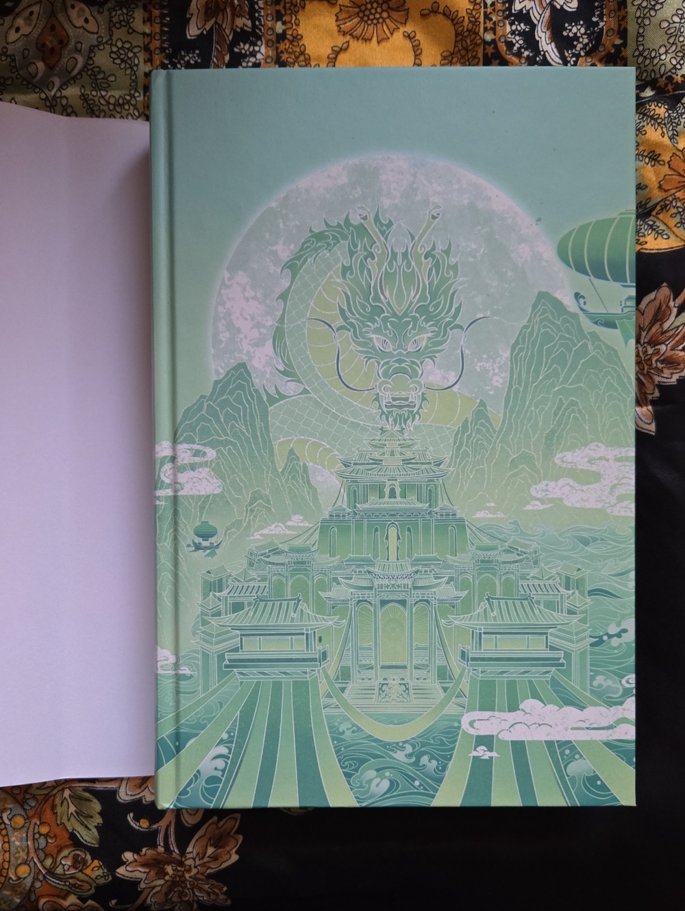 Stunning Illumicrate Of Jade And Dragons exclusive edition by Amber Chen - Picture 7 of 8